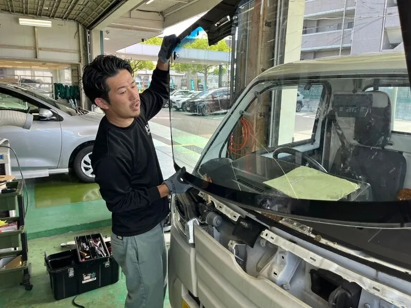 傷ついたガラスを外します。